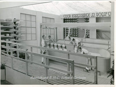 21 Zilveren Jubileum Coöperatieve Melkinrichting St. Rosa SittardFabrieksgebouw aan de Agricolastraat met interieur van ...