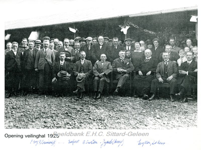 23 Veilinghal aan de Brugstraat te SittardGroepsfoto bij de opening van de veilinghal. Zittend in het midden zien we ...