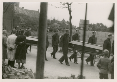 741_20 De begrafenis van de slachtoffers van het bombardement van 10 oktober 1942 vanuit de St. Agustinusparochie Lutterade