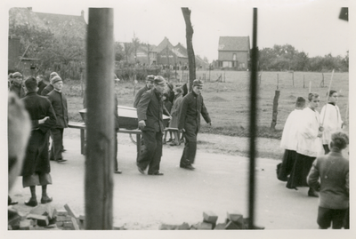 741_23 De begrafenis van de slachtoffers van het bombardement van 10 oktober 1942 vanuit de St. Agustinusparochie Lutterade