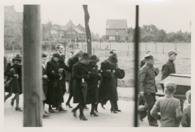 741_24 De begrafenis van de slachtoffers van het bombardement van 10 oktober 1942 vanuit de St. Agustinusparochie Lutterade