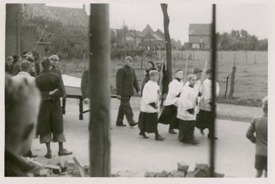 741_25 De begrafenis van de slachtoffers van het bombardement van 10 oktober 1942 vanuit de St. Agustinusparochie Lutterade