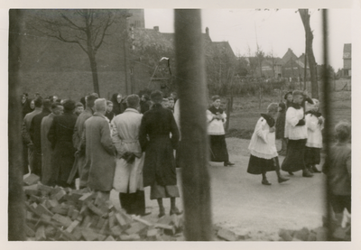 741_26 De begrafenis van de slachtoffers van het bombardement van 10 oktober 1942 vanuit de St. Agustinusparochie Lutterade
