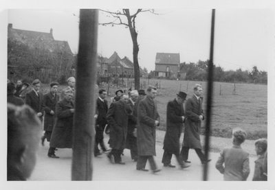 741_27 De begrafenis van de slachtoffers van het bombardement van 10 oktober 1942 vanuit de St. Agustinusparochie Lutterade