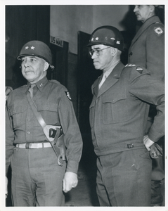 742_074 Luitenant Generaal N. Bradley en Majoor Generaal John B. Anderson maken een tour door Nederland