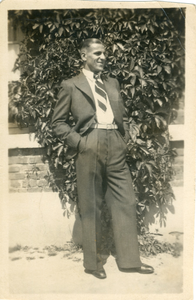 745_033 Pfennings in zijn trouwkostuum