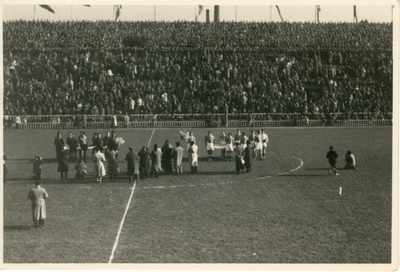 745_068 Ceremonie voor de aftrap van de wedstrijd in Spanje