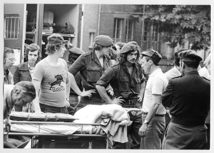 194025 Militairen helpen bij het vervoer van patiënten tijdens een activiteit van de Zonnebloem te Baarle-Nassau