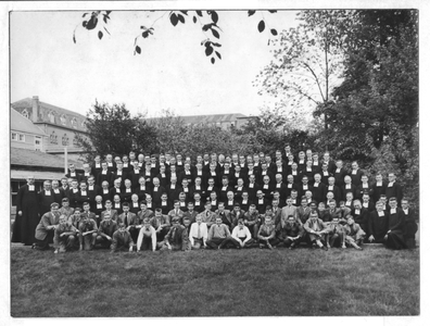 194028 Groepsfoto bij de viering van het 50-jarig bestaan van de congregatie te Baarle Nassau