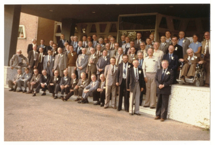 194039 Groepsfoto voor het gebouw van het internaat de La Salle te Stevensbeek