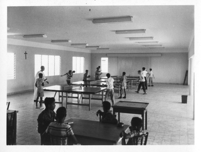 194071 Tafeltennis in de recreatiezaal van huize Maris Stella te Savaneta (Aruba)