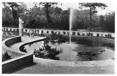 194143 Waterpartij in de voortuin van het internaat van de broeders van De La Salle te Stevensbeek