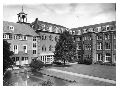 194148 Binnentuin met rechts de kweekschool en links het internaat van De La Salle te Baarle Nassau