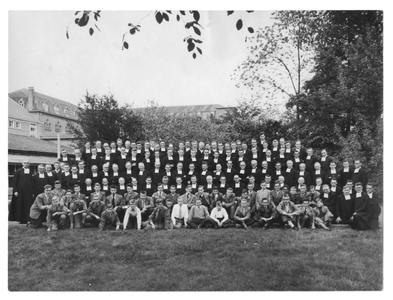 194161 Samenkomst van de broeders en juvenisten uit heel Nederland bij de communiteit van De La Salle te Baarle Nassau