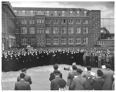 194162 Aubade aan de broeders en juvenisten uit Nederland (50 jaar in Nederland) bij de communitiet van de broeders van ...