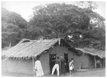 194167 Dorpskapel gebouwd door de bewoners, met gong om te verzamelen (Kameroen)