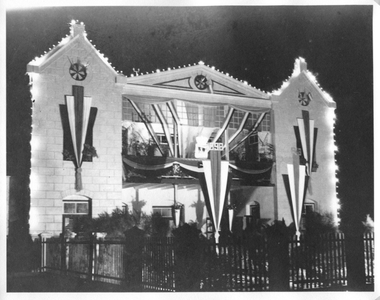 194170 Voorgevel van het internaat Maris Stella feestelijk versiert te Savaneta (Aruba)