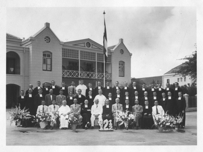 194171 Groepsfoto voor het internaat Maris Stella te Savaneta (Aruba)