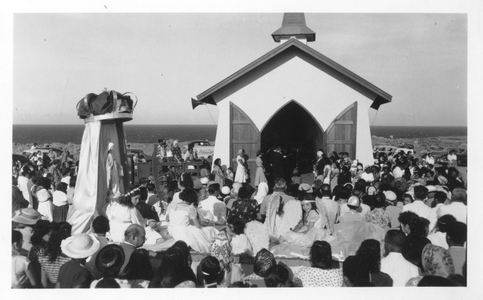 194175 In prosessie naar de Maria viering te Salvaneta (Aruba)