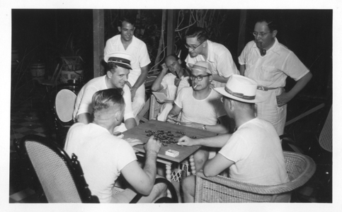 194177 Domino spelen tijdens de lange avonden op San Hosé (Aruba)
