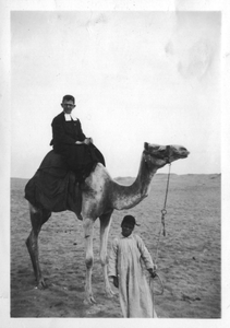 194290 Broeder Gabriel van de Linden op een kameel in de woestijn (Egypte)