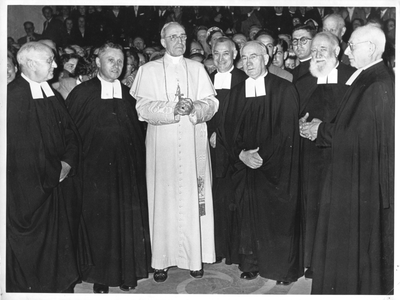194308 Broeders van de La Salle op bezoek bij Paus Pius de twaalfde