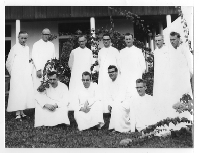 194310 Broeder Ambrosius met medebroeders van de La Salle op hum missiepost (Kameroen)