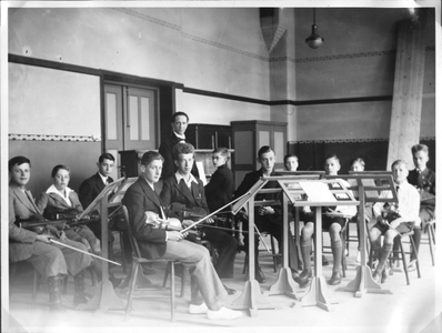 194318 Repetitie van het strijkorkest in Huize Groenestein te Den Haag
