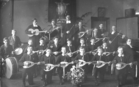 194319 Repetitie van het mandoline orkest in Huize Groenestein te Den Haag