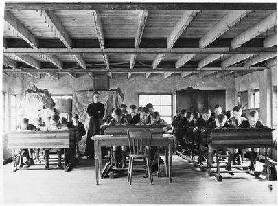 224136 Geïmproviseerd klaslokaal van de Gerardus Majella ULO te Dongen tijdens de Tweede Wereldoorlog
