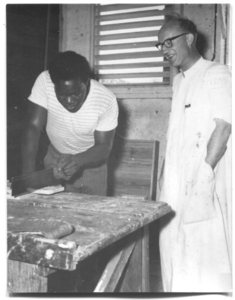 224335 Broeder Nicolaas van Ginkel geeft les in houtbewerking aan het Gouvernement Opvoedings Gesticht op Curaçao