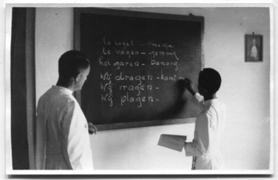 224349 Broeder Theodoor Mulders geeft Nederlandse les in het noviciaat te Lenteng Agung (Indonesië)