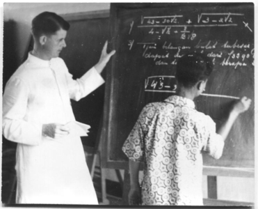 224351 Broeder Guidio Hilhorst geeft wiskundeles in Desa Putera te Lenteng Agung (Indonesië)