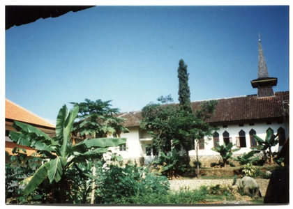 224356 Buitenaanzicht van de kapel van het noviciaat te Lawang (Indonesië)
