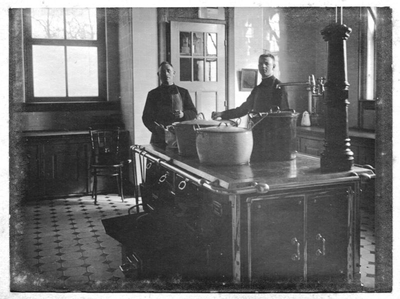 224374 Broeders aan het werk in de keuken van het sanatorium Vredeoord te Rotterdam