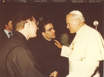 182056 Broeders op audiëntie bij paus Johannes Paulus II