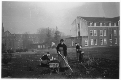 182080 Broeders aan het werk in de kloostertuin te Bleijerheide