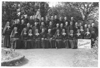 162036 Afscheid van de Zusters van het H. Hart, die in het kader van de evacuatie van de Tweede Wereldoorlog te gast ...