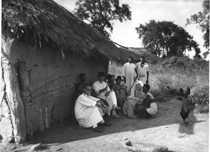 162088 Onderonsje met de bisschop te Sengerema (Tanzania)