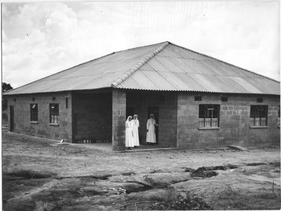 162090 Het eerste definitieve gebouw voor het Sengerema Hospital te Sengerema (Tanzania)