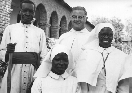 162097 Broeder Martialis met twee lokale zusters en een broeder te Sengerema (Tanzania)