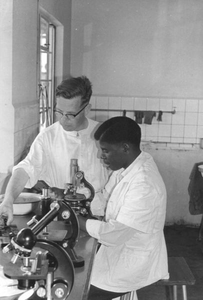 162099 Broeder Oswald in het laboratorium met een lokale medewerker te Sengerema (Tanzania)