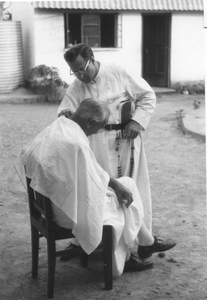 162100 Broeder Oswald knipt het haar van broeder Ansbertus te Sengerema (Tanzania)