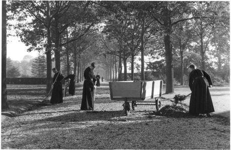 162160 Huize Misericordia, aan het werk in de tuin, te Helvoirt