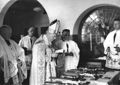 254154 Mgr. Lemmens tijdens de inzegening en wijding van de kruizen van huize Savelberg in Helden