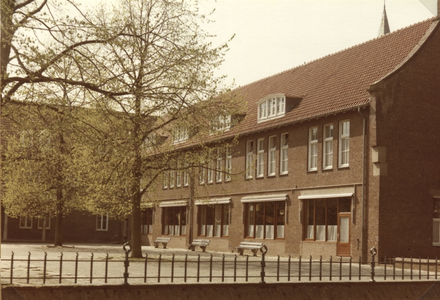 254172 De school voor het speciaal onderwijs bij het gerenoveerde paviljoen van huize Sint Joseph in Heel