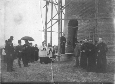 220093 Eerste-steenlegging van de watertoren bij Huize Assisië, Udenhout