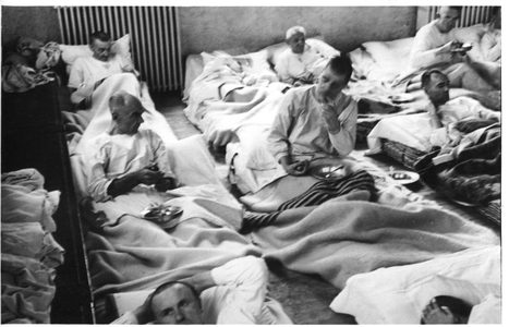 220109 Slaapzaal in het kader van de tijdelijke opvang van patiënten in Huize Assisië tijdens de Tweede Wereldoorlog, ...