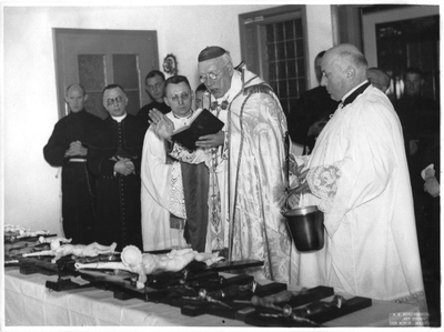 220199 Zegening van de kruisbeelden bij de opening van Juvenaat Mariahof door bisschop Arnold Diepen, Tilburg