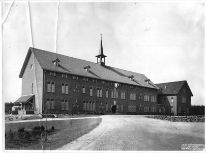 220200 Vooraanzicht van het klooster bij de opening van Juvenaat Mariahof, Tilburg